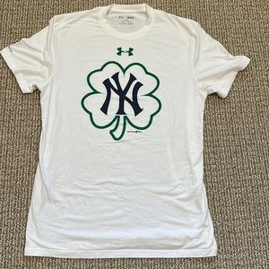 ✅MLB- NY YANKEES & SHAMROCK T-Shirt. Adult size MEDIUM. UNDER ARMOUR.